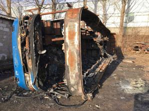 [VIDEO] Rutkowski: Siedem spalonych samochodów i jeden autobus. Poszukujemy człowieka z silnie poparzoną prawą dłonią z okolic Kętrzyna, którego zarejestrowała kamera monitoringu! 