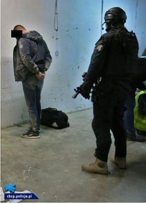 [VIDEO] Województwo Lubuskie: W wyniku współpracy Rutkowskiego z Policją, gang okradający TIR-y z użyciem luksusowych aut rozbity! Akcja z udziałem 200 policjantów z Gorzowa Wlkp., Katowic, Poznania, Szczecina i Wrocławia. Oraz z Czech, Niemiec i Austrii!