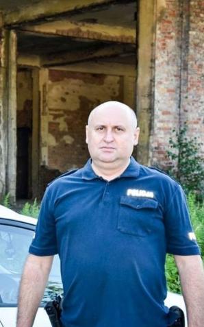 Empatia, zrozumienie, doświadczenie - dzielnicowy uratował kobietę, która chciała skoczyć z dachu