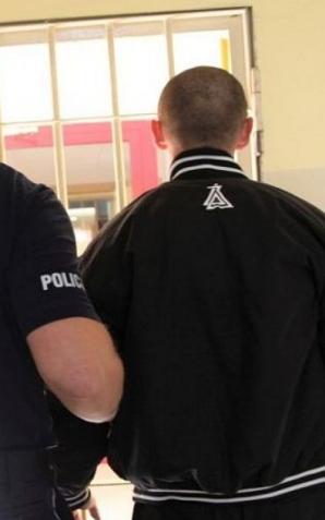 Kierowca chciał rozjechać policjantów i staranował radiowóz. Został zatrzymany