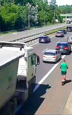 [VIDEO] Pijany jeździł hulajnogą po autostradzie A6