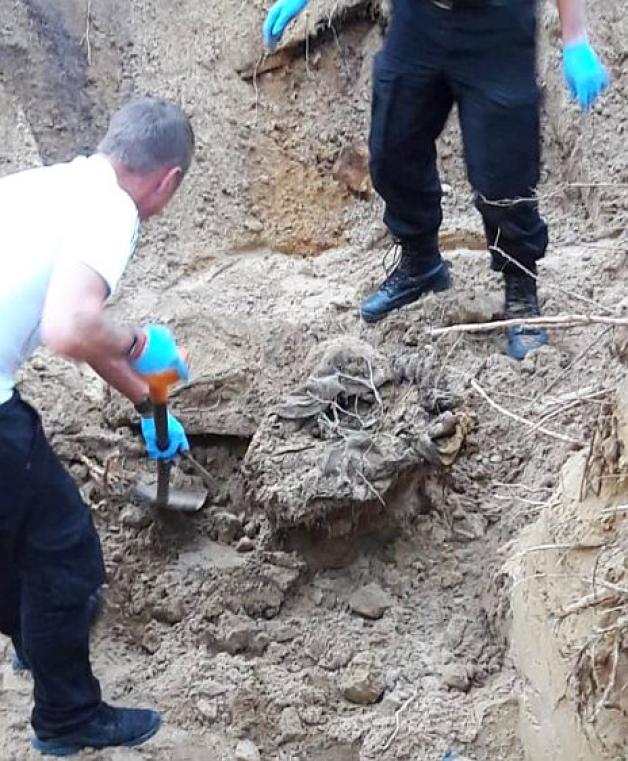 [VIDEO] Policjanci ujawniają zbrodnię sprzed 20 lat. Dotarli do zwłok