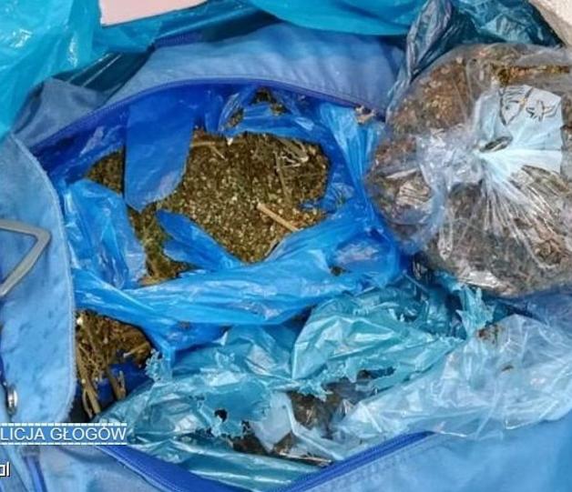 [VIDEO] Bez uprawnień i pod wpływem środków odurzających przewoził w bagażniku auta ponad 3,5 kg narkotyków