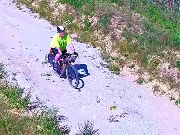 [VIDEO] Rowerzysta na pasie drogi granicznej